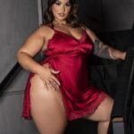 Camisola plus size em cetim com fenda na lateral em renda Deluxe