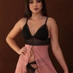 Camisola aberta na frente preto com rosa bojo gota em tule em renda