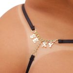 Calcinha Fio dental plus size preta com palavras provocantes em  strass - Imagem 10