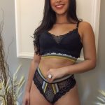 Conjunto preto de lingerie em renda barbatana na lateral e calcinha fio