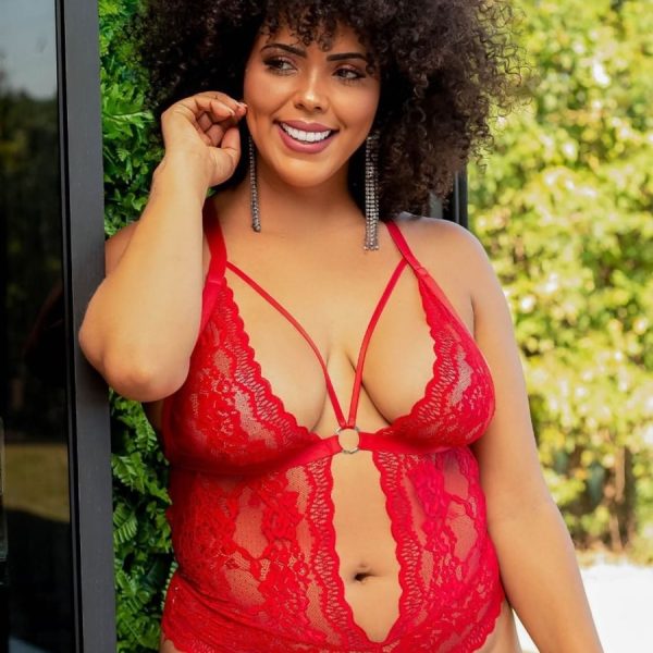 Body plus size feminino em renda vermelha trançado no bumbum