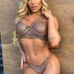 Biquini cropped marrom em cirre com tiras e argolas