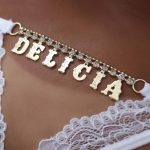 Calcinha Fio Dental Gis Branca com palavra Ku Loko Strass