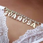 Calcinha Fio Dental Branca com escrita Sua Musa Strass