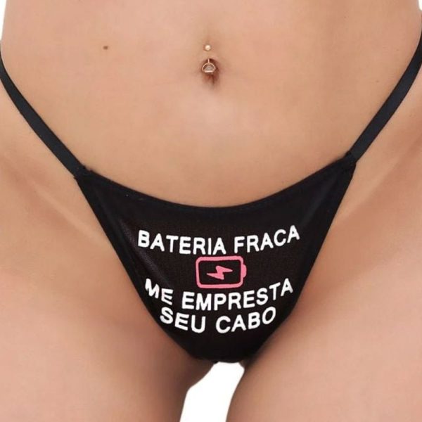 Calcinha Fio Dental Fetiche Preta com a frase Bateria Fraca