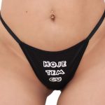 Calcinha Fio Dental Fetiche Preta com a frase Hoje tem Cú