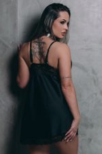 Camisola preta em cetim com fenda na lateral em renda - Imagem 3