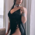 Camisola preta em cetim com fenda na lateral em renda