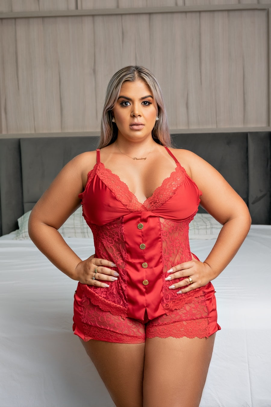 15359279275-garotaveneno-20230320164817garota-veneno-58-min.jpg Babydoll sensual vermelho com detalhes de botões - Imagem 1