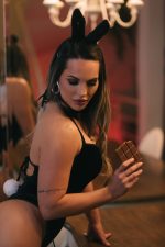 Fantasia de coelhinha encanto proibido body sensual em veludo - Imagem 3