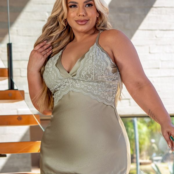 Camisola plus size de cetim com recortes em renda