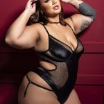 Body plus size preto sexy sem bojo com detalhe em perolas